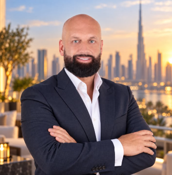 رابح ايللغادبان (Rabih Elghadban)، الرئيس التنفيذي لـ Kasora Empire Properties، على شرفة تطل على مرسى دبي