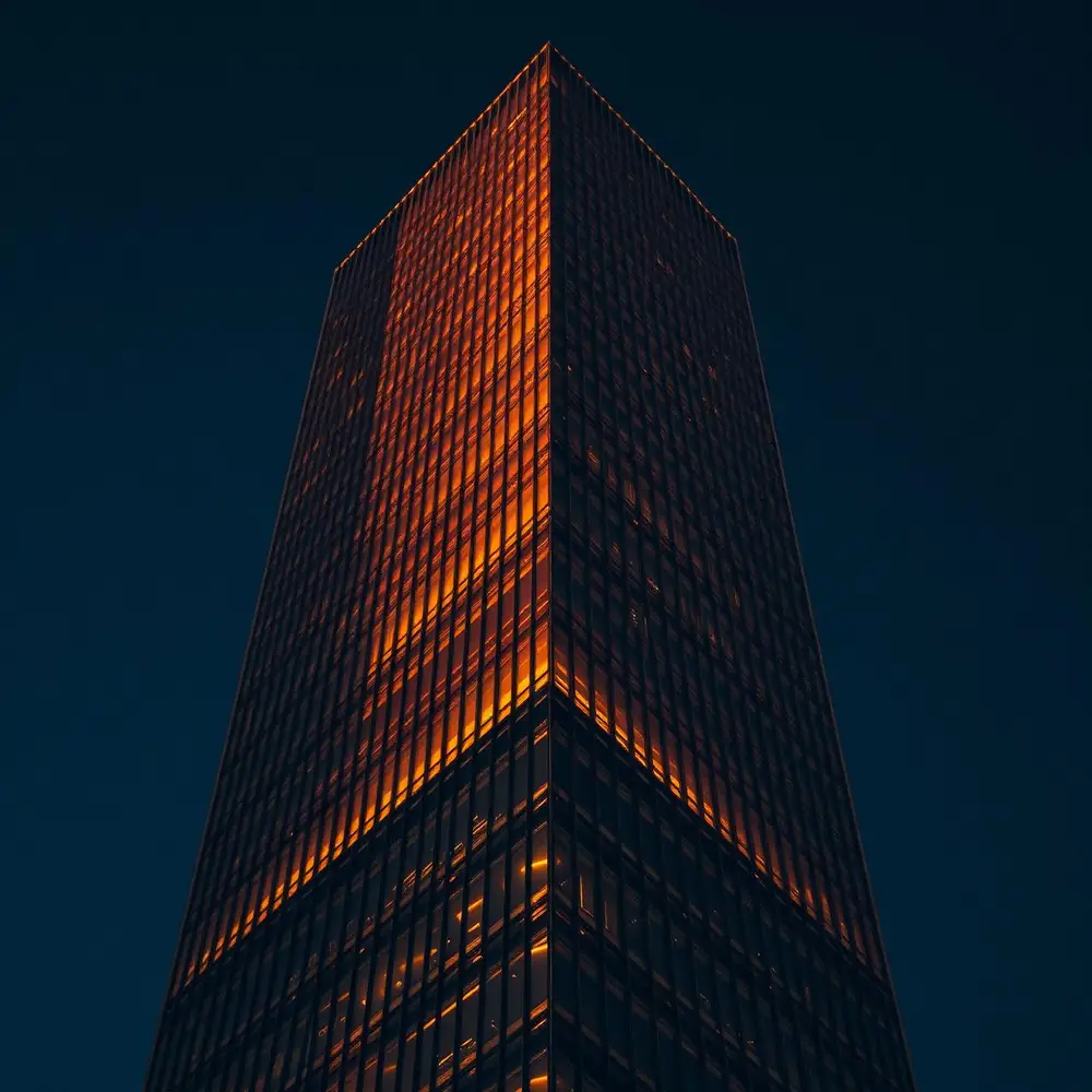 Dubai Hochhaus bei Nacht mit erleuchteter Fassade