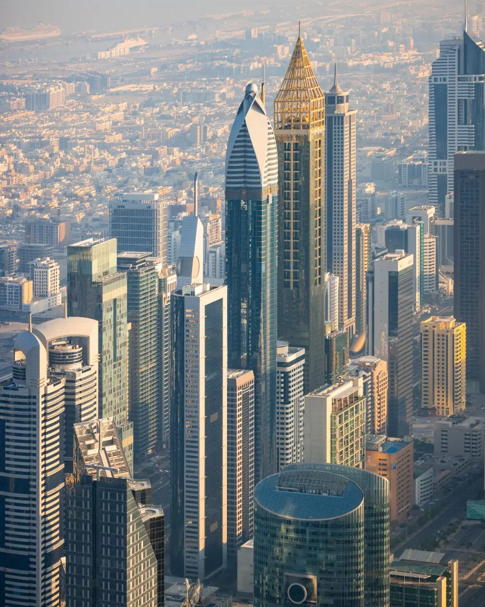 Dubai Skyline aus der Vogelperspektive mit Hochhäusern in Downtown